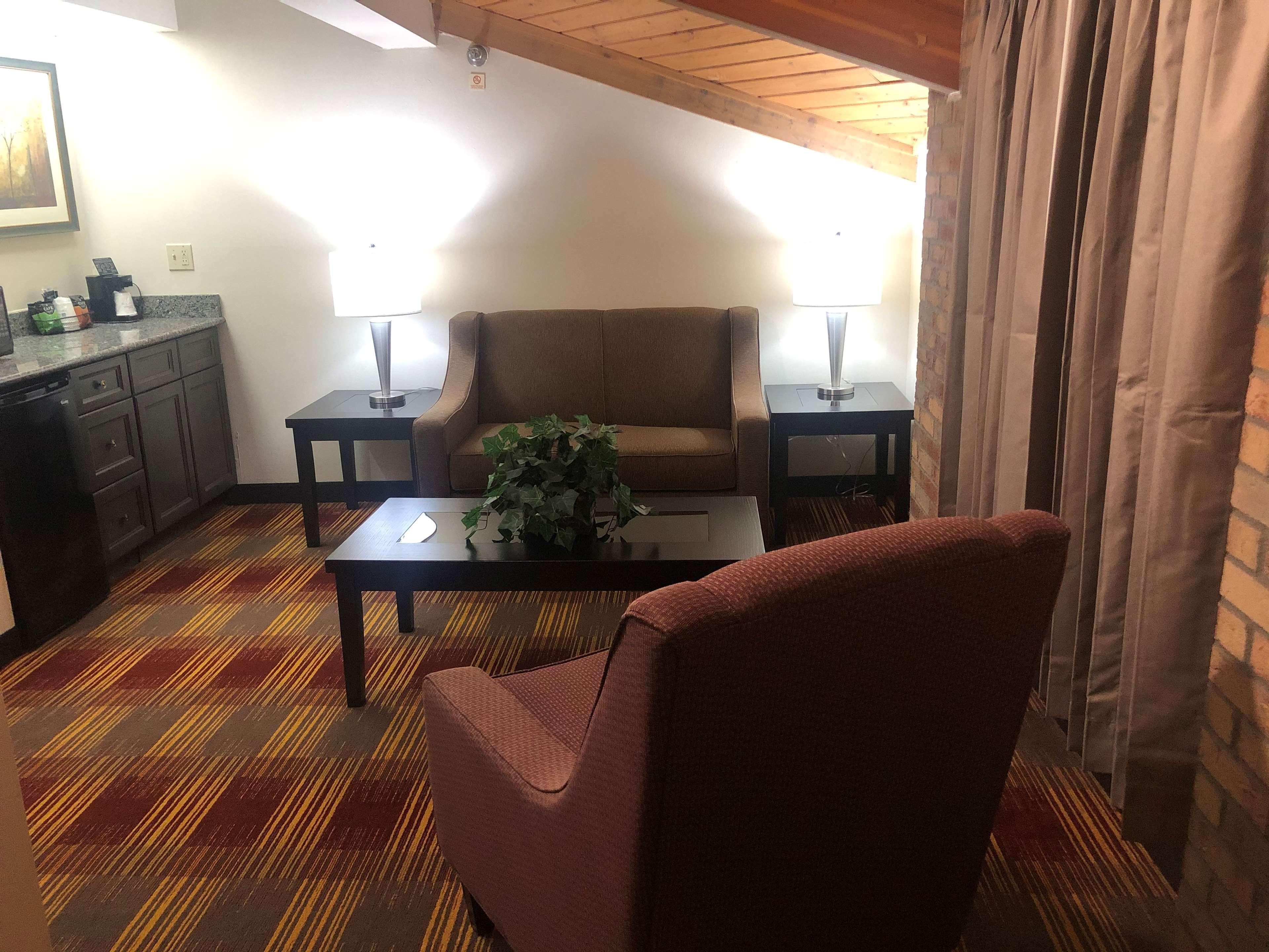 Best Western Lakewood Inn Hebron エクステリア 写真