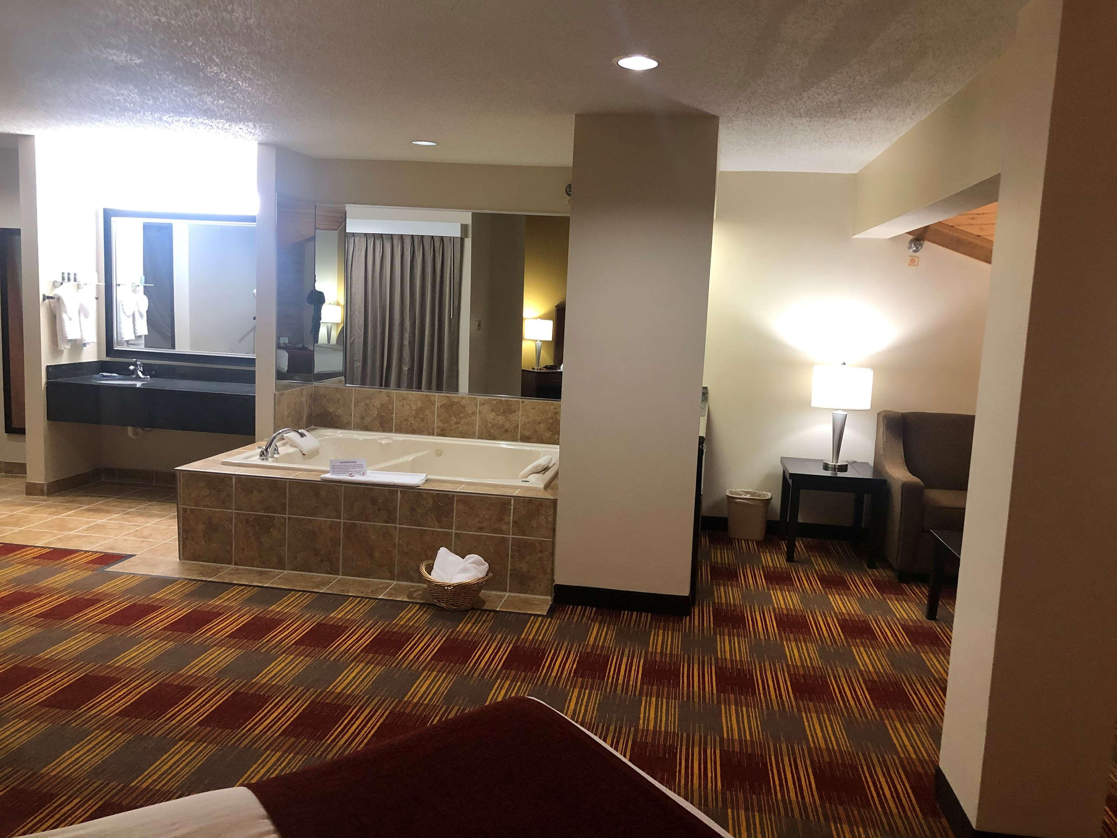 Best Western Lakewood Inn Hebron エクステリア 写真