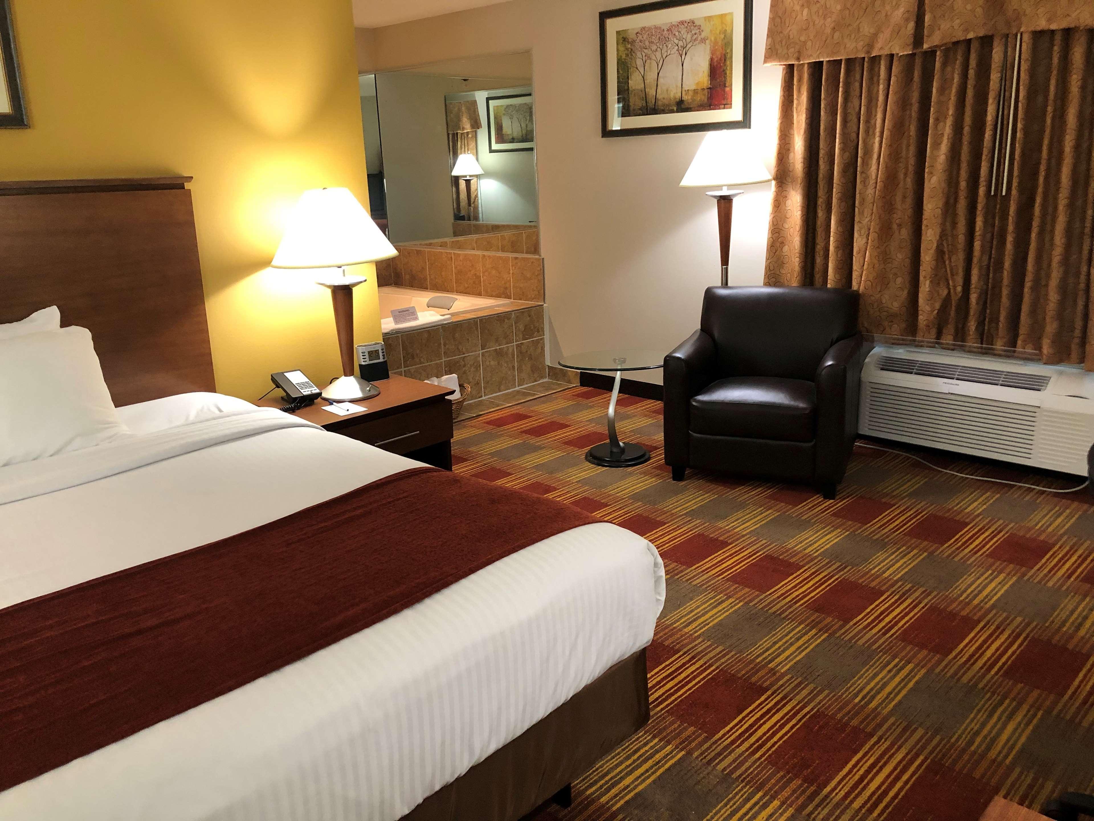 Best Western Lakewood Inn Hebron エクステリア 写真