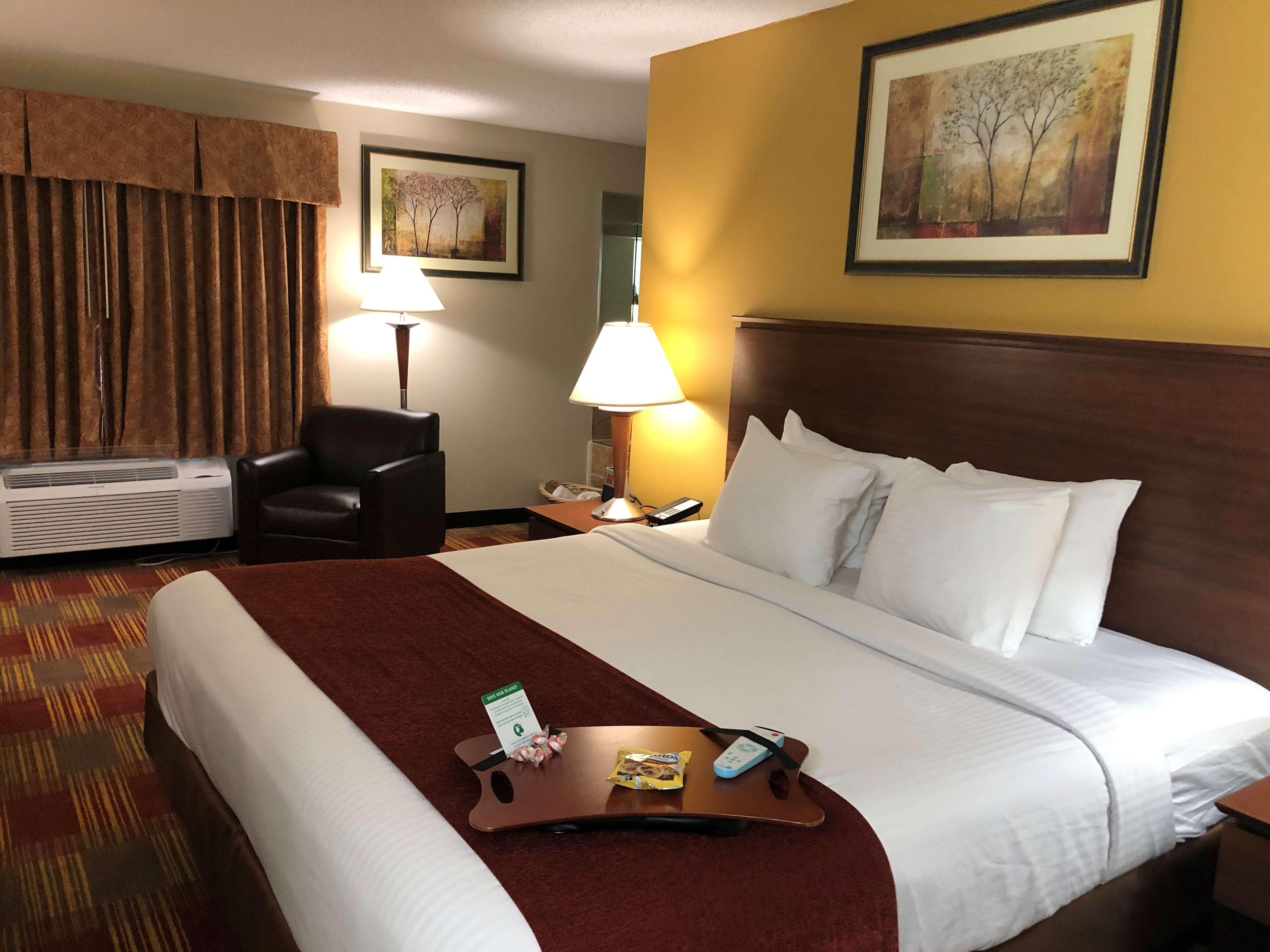 Best Western Lakewood Inn Hebron エクステリア 写真