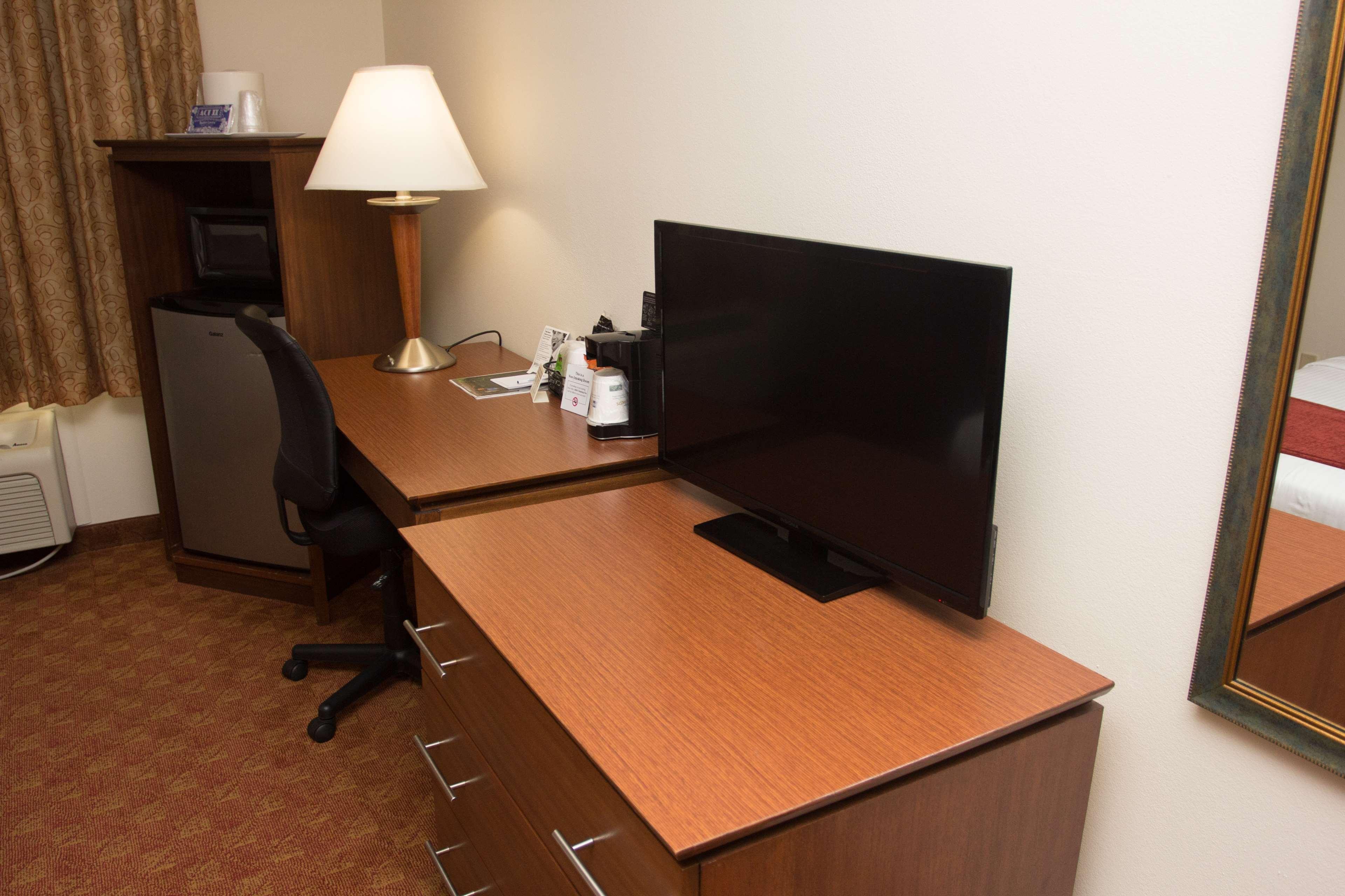 Best Western Lakewood Inn Hebron エクステリア 写真