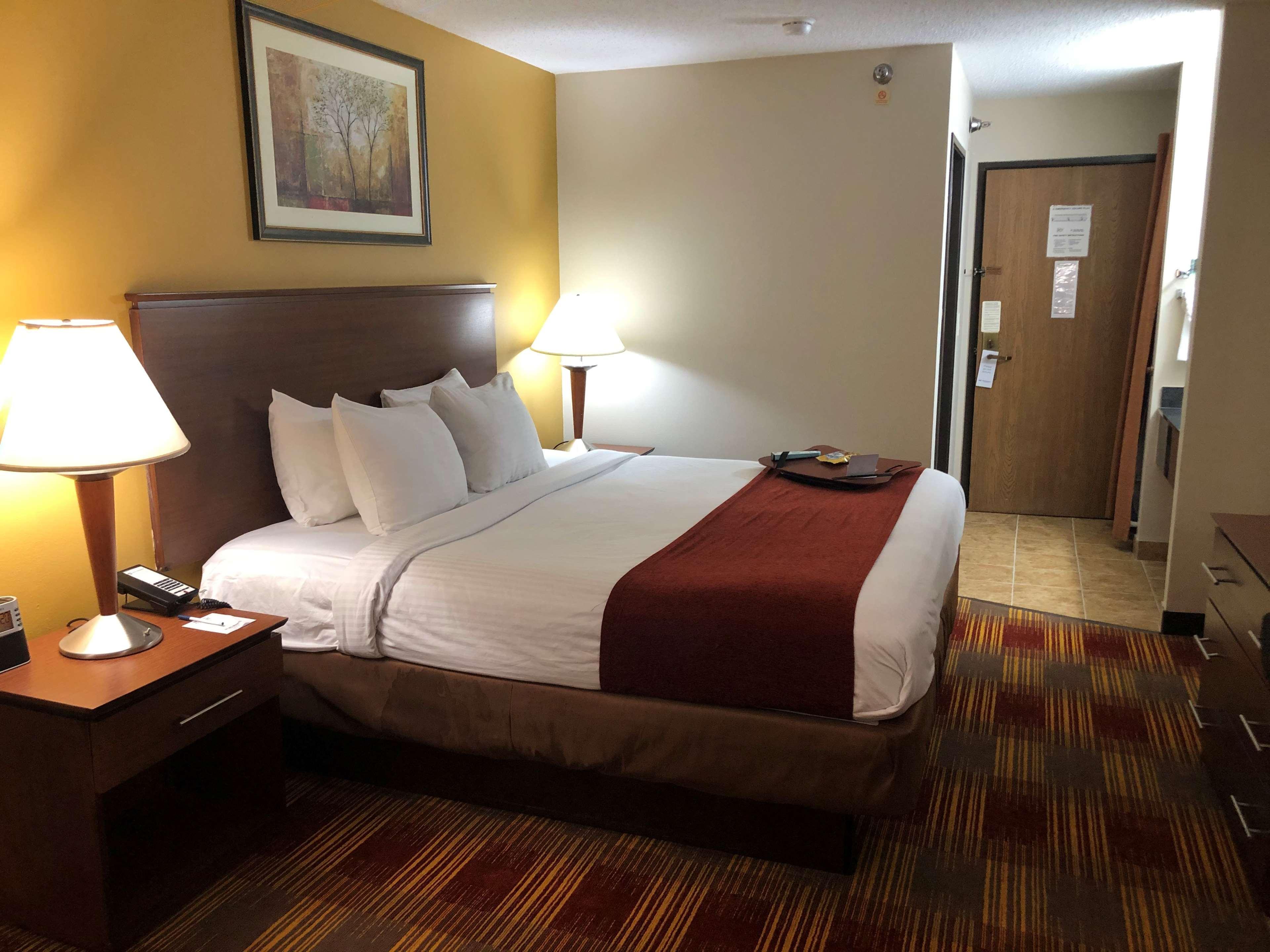 Best Western Lakewood Inn Hebron エクステリア 写真
