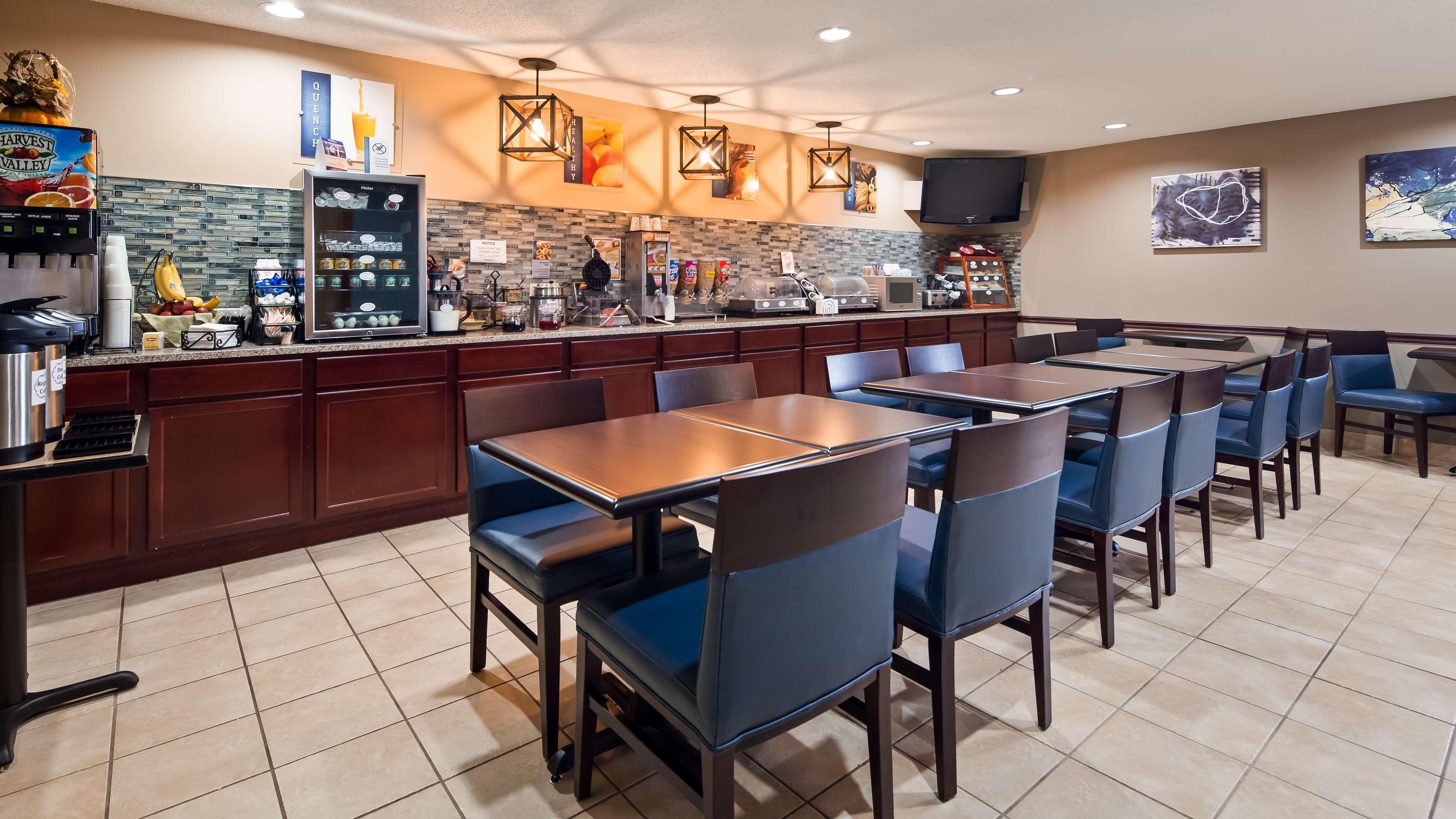 Best Western Lakewood Inn Hebron エクステリア 写真