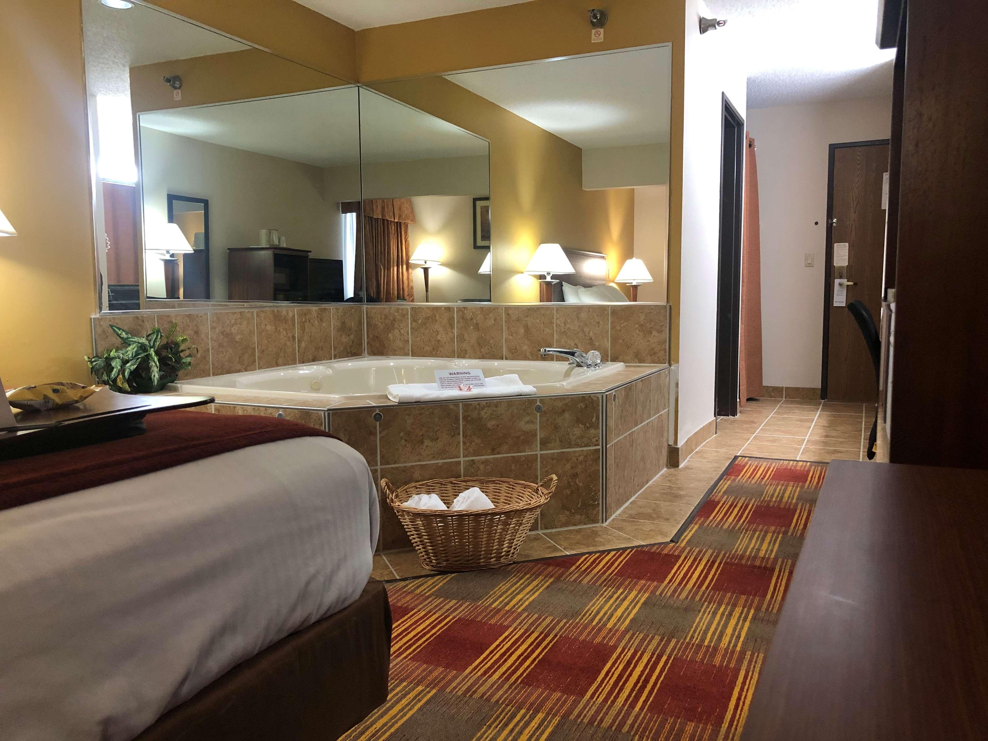 Best Western Lakewood Inn Hebron エクステリア 写真