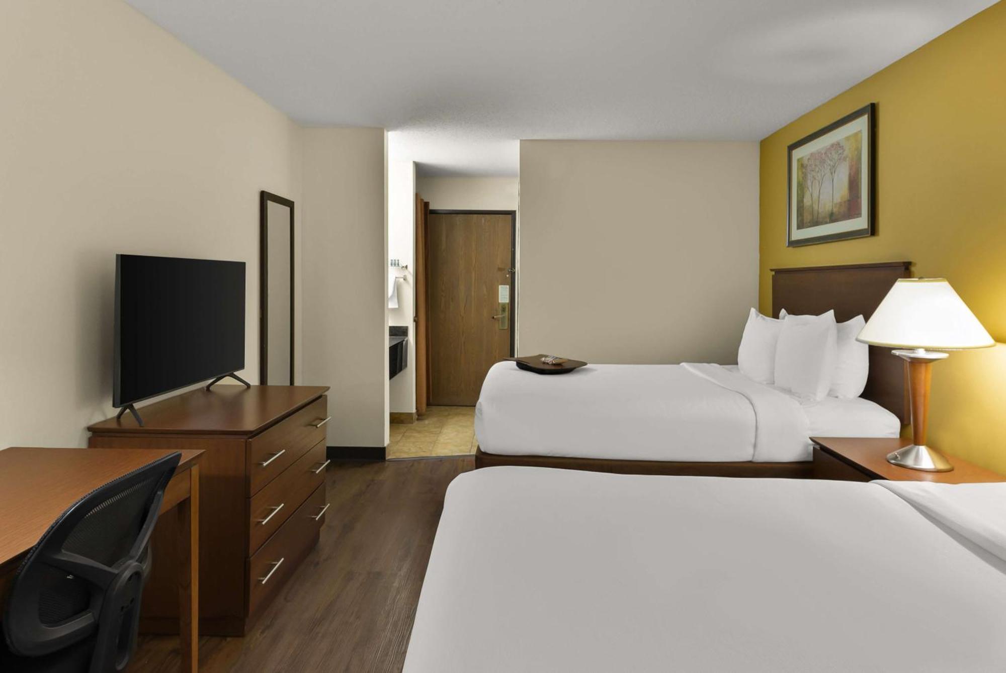 Best Western Lakewood Inn Hebron エクステリア 写真