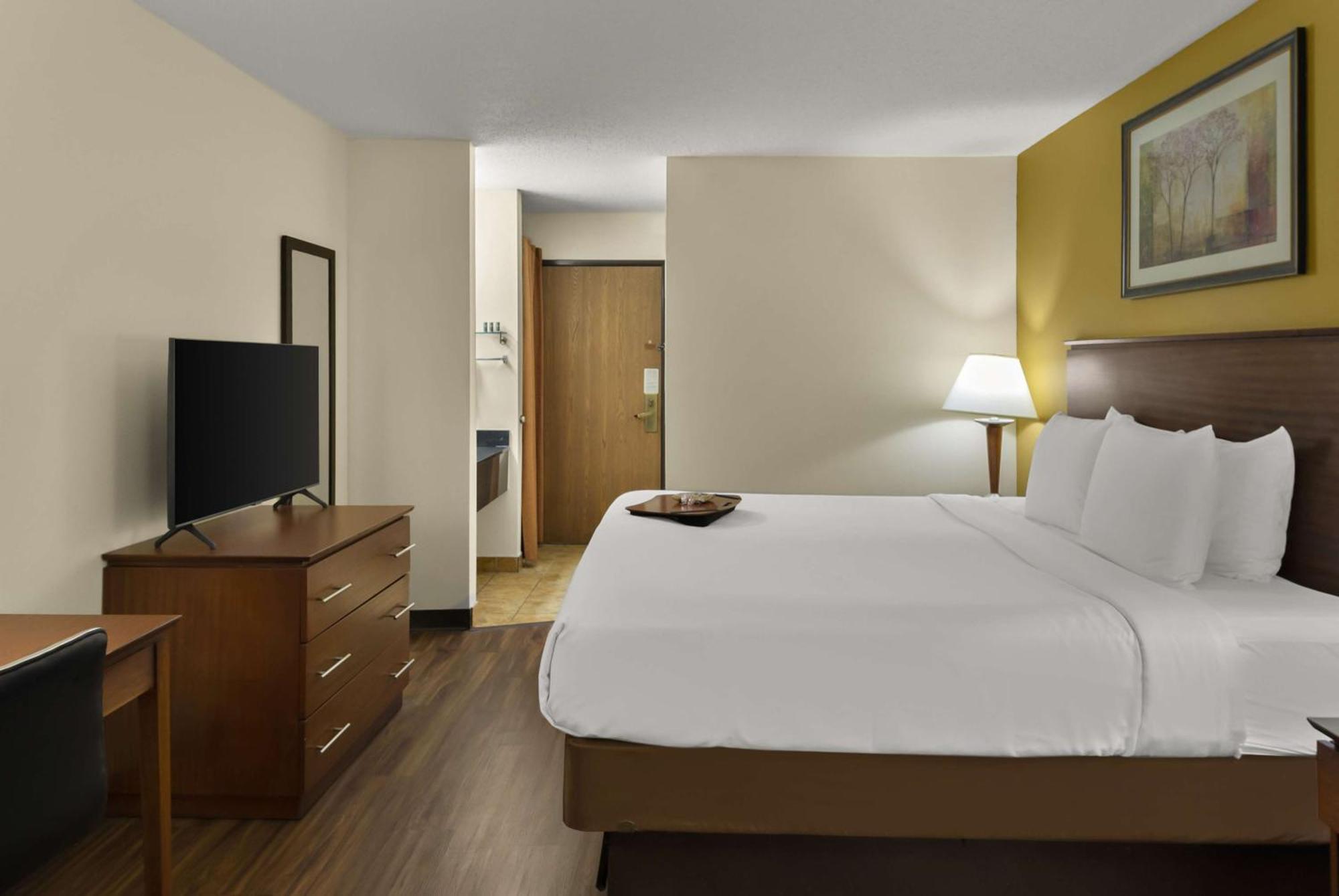 Best Western Lakewood Inn Hebron エクステリア 写真