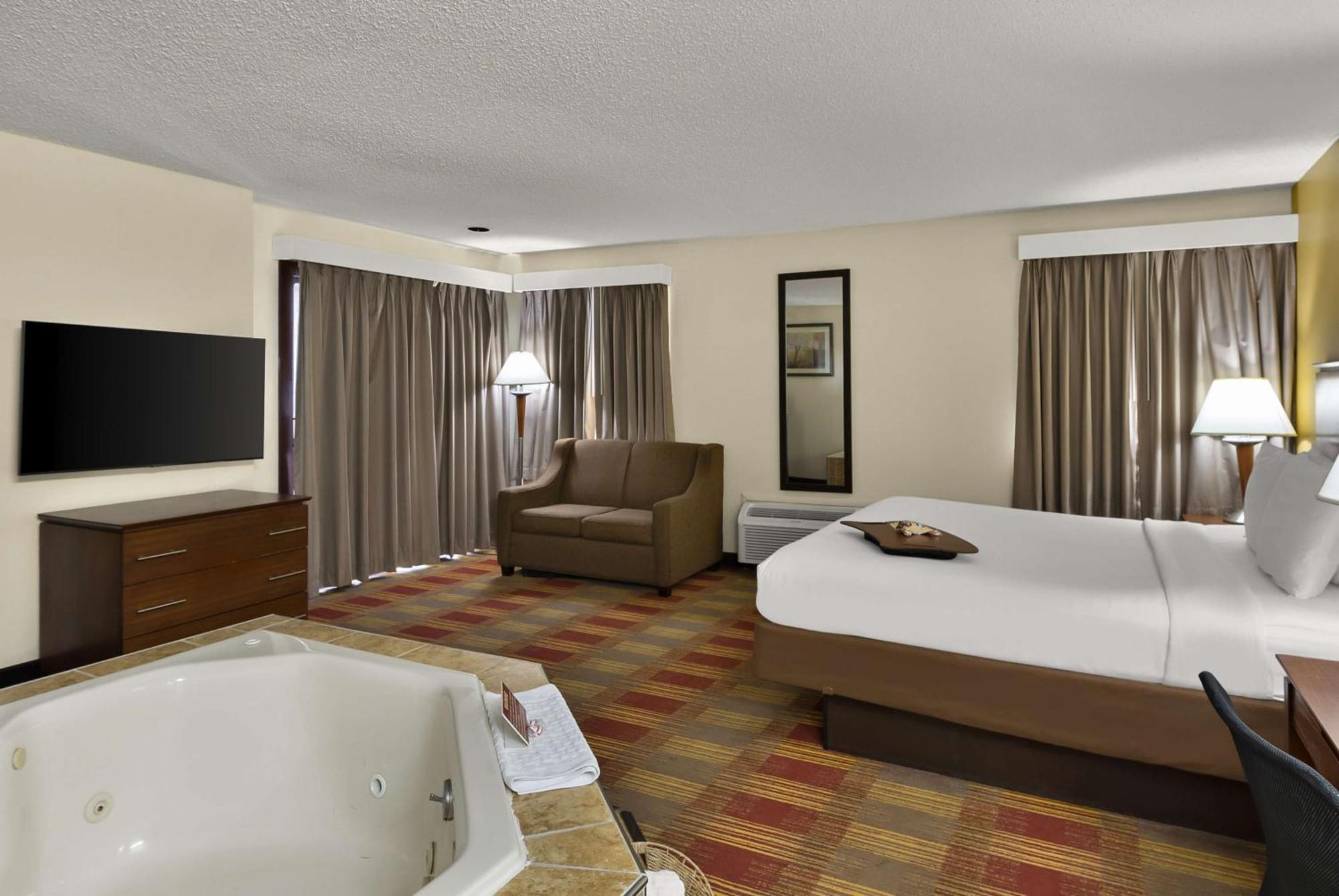 Best Western Lakewood Inn Hebron エクステリア 写真