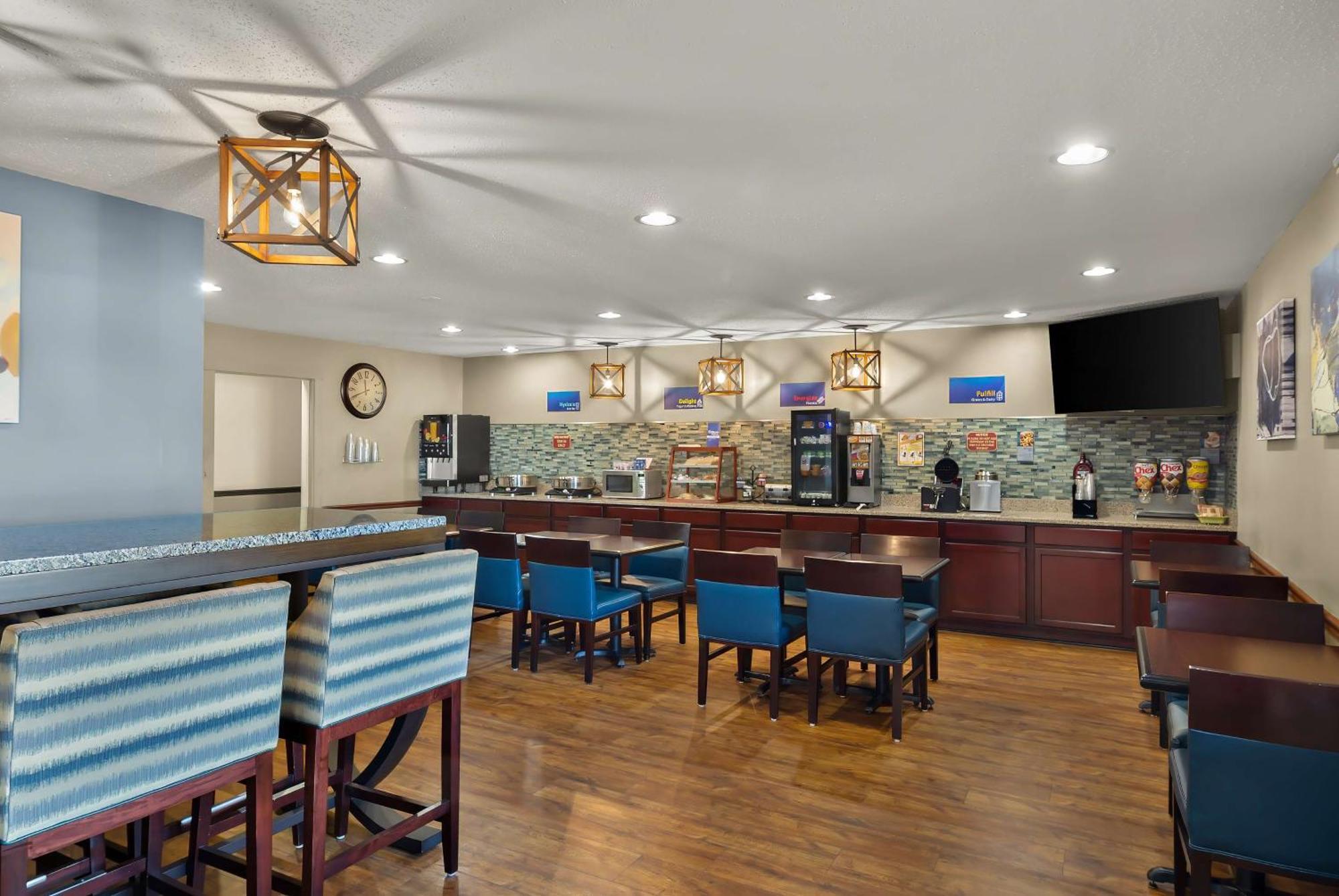 Best Western Lakewood Inn Hebron エクステリア 写真