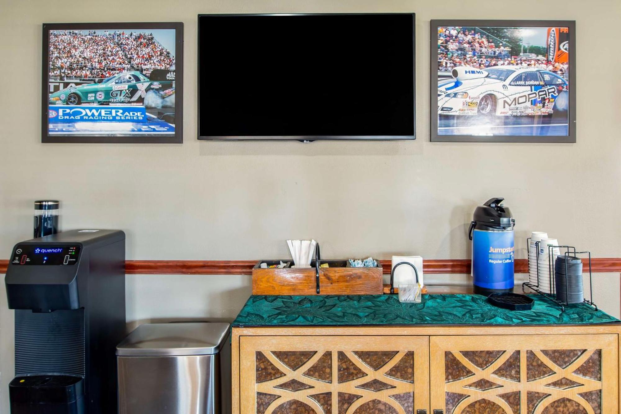 Best Western Lakewood Inn Hebron エクステリア 写真