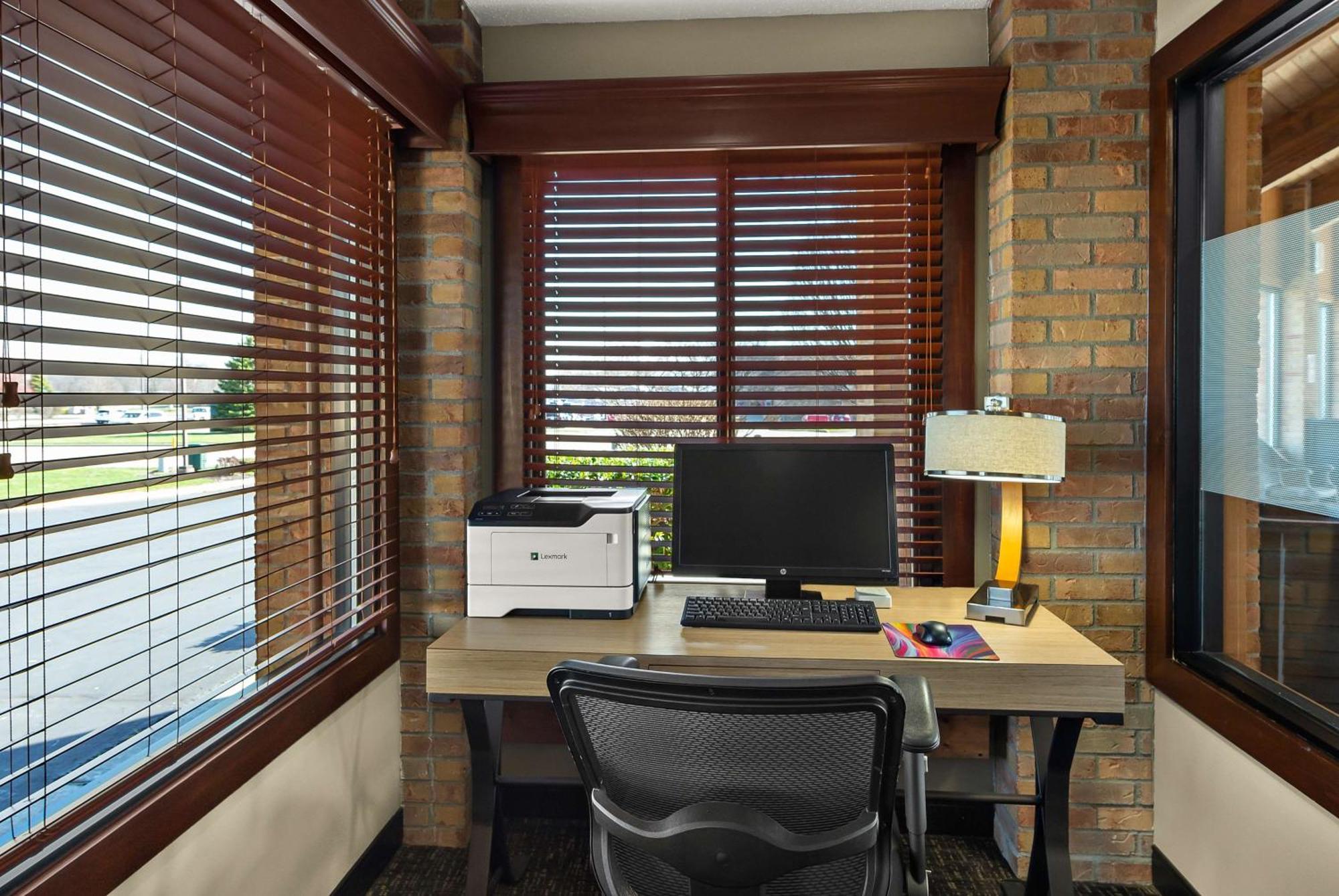 Best Western Lakewood Inn Hebron エクステリア 写真