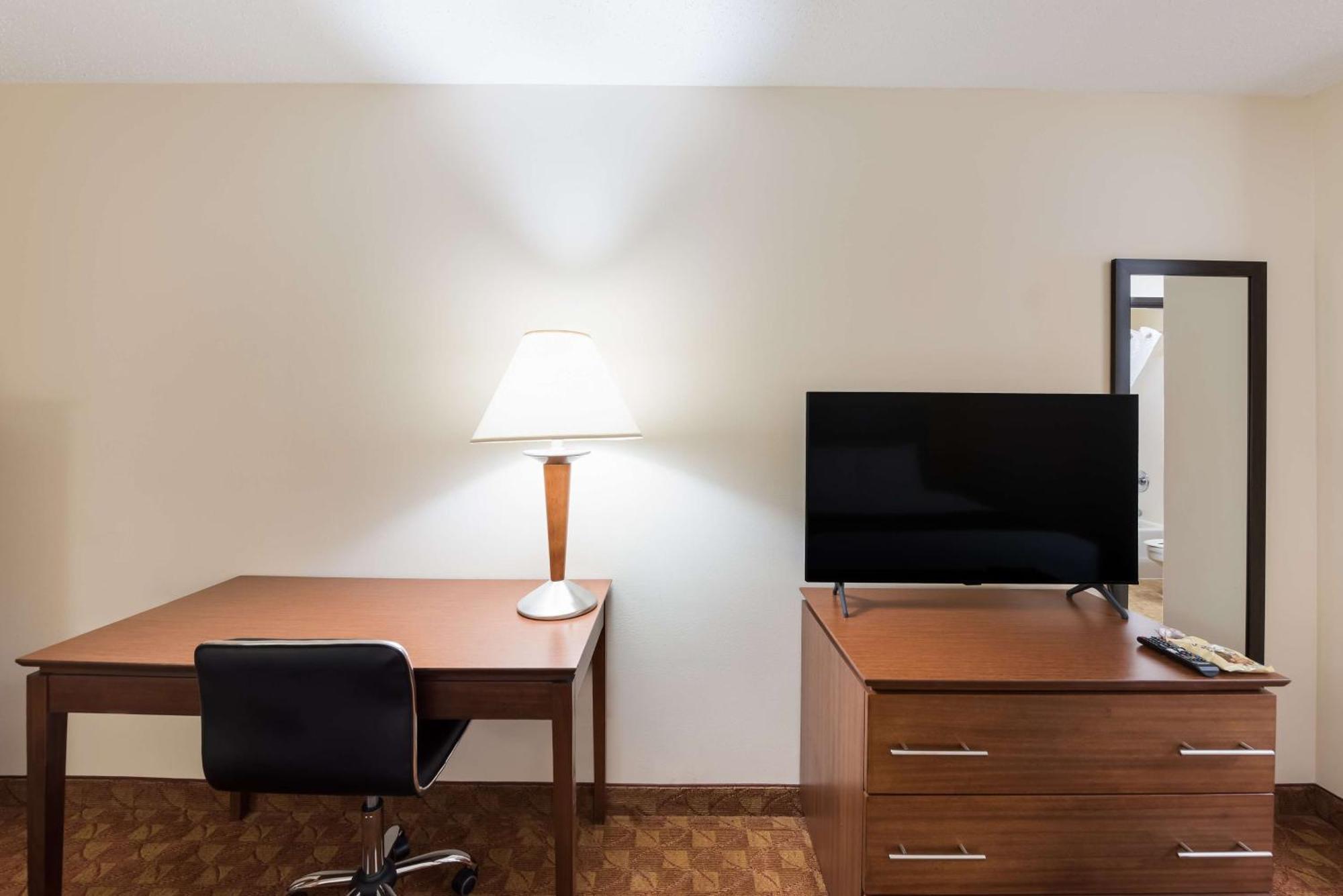 Best Western Lakewood Inn Hebron エクステリア 写真